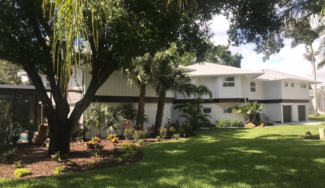 Heated Pool Oasis, Minutes to Beach Family-Friendly Sleeps 10-12, 4 Bedrooms