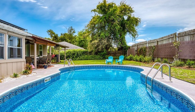 Heated Pool! Only 4 Miles to Downtown, 5 Miles to Beach, 1 Mile to Boat Ramp, $300 in Free Tickets!