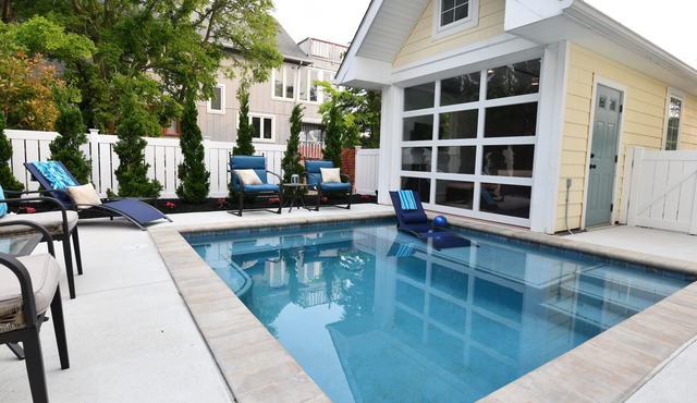 HEATED POOL! OPEN EARLY APRIL! Cabana! Dine Outside! 1.5 BLOCKS 2 BEACH & TOWN