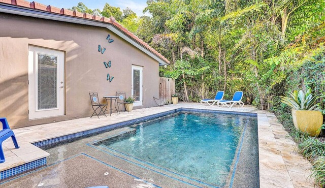 Heated pool, parking, 5 min walk to food and fun!