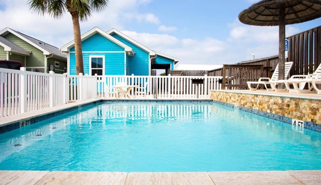 HEATED POOL! PET FRIENDLY! Cozy Cottage by the Sea