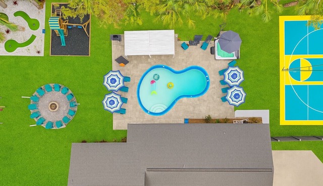 Heated Pool, Pickleball, basketball, putting green -3 King beds