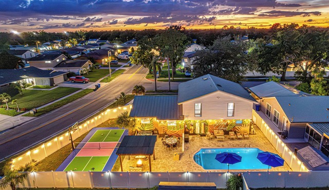 Heated Pool~Pickleball~Hot Tub~Game Room~Basketball~Fire Pit~Bunk Room~4 Kings