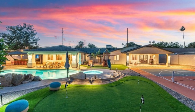 Heated Pool, Pickleball, Mini Putt, Gym, Sleeps 24