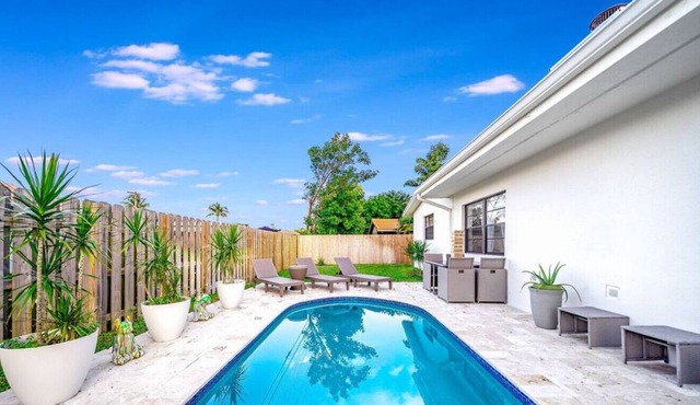 Heated Pool! PingPong & Arcade+1 Mile To Beach!