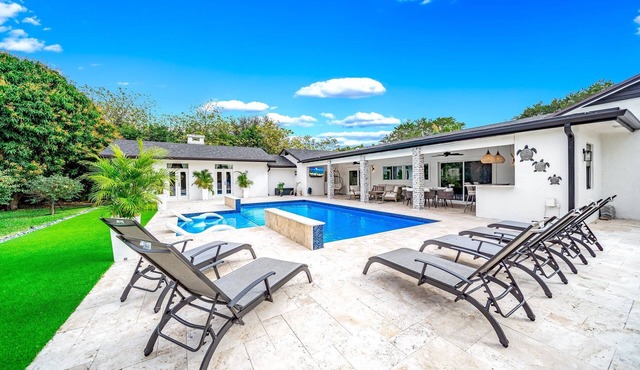 Heated Pool! Private Home+Bikes & Fire Pit!