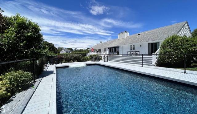 Heated pool, private association Beach, bikes, Moke golf cart, Village