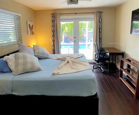 Heated Pool Private Duplex House, BBQ, Parking, WiFi