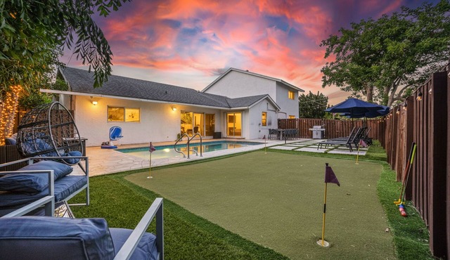 Heated Pool * Putting Green * 5 min from Beach!
