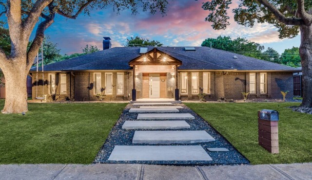 Heated Pool, Putting Green, Movie Theater and more! 4 bed/3 bath