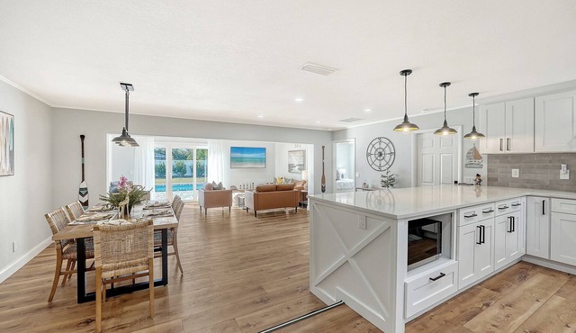 Heated Pool Retreat 3BR Minutes to Siesta Key & Downtown