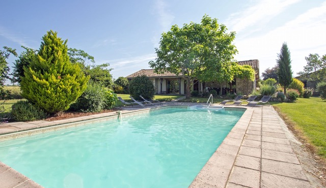 Heated pool, single-storey, rural location. Near restaurants and historic towns