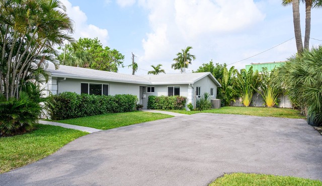 Heated Pool - Sleeps 12 - Close to Beach - King bed - Pet Friendly