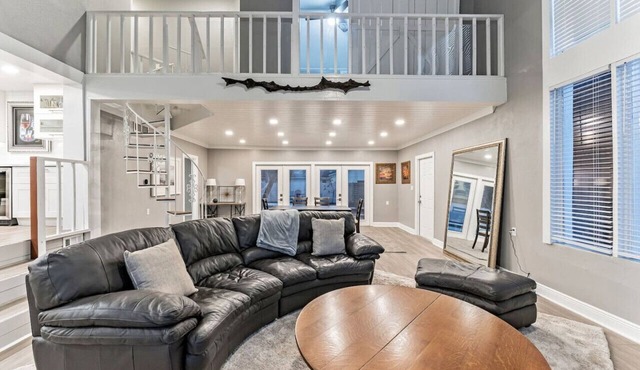 Heated Pool, Sleeps 21, 2 Kitchens, Custom Firepit, Outdoor Oasis, Near Beach