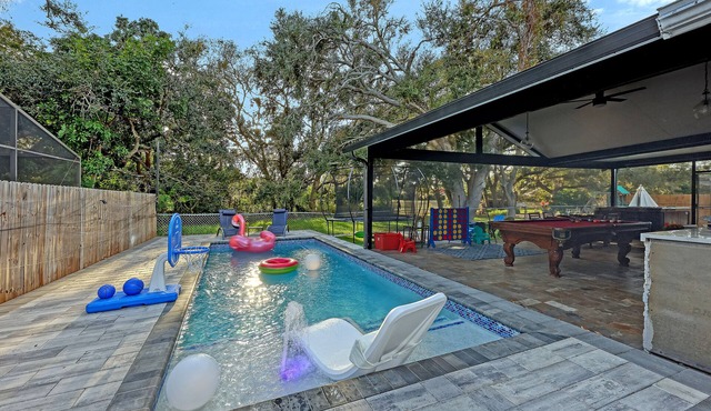 Heated Pool Sleeps 14-Near SRQ, AMI, Beaches-Game Room-Outdoor Fun-Bunk Bed