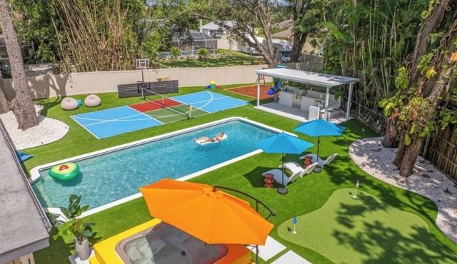 Heated Pool Sleeps 32 Pickle/Bball Theater