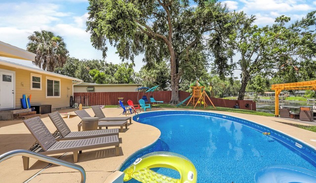Heated Pool - Sleeps 9 - Lake w/Kayaks, Paddleboard - Games Galore