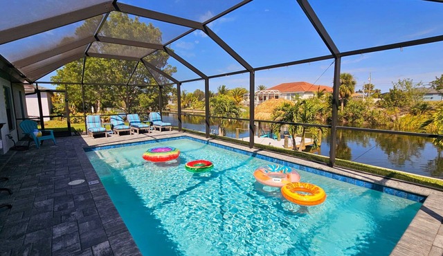 Heated Pool & Spa + Canal + kayaks & ping pong + tiki hut + BBQ outdoor kitchen