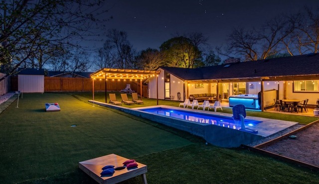Heated Pool/Spa/Mini golf/Bocce Ball/Billiard Table/Shuffleboard/Foosball/BBQ