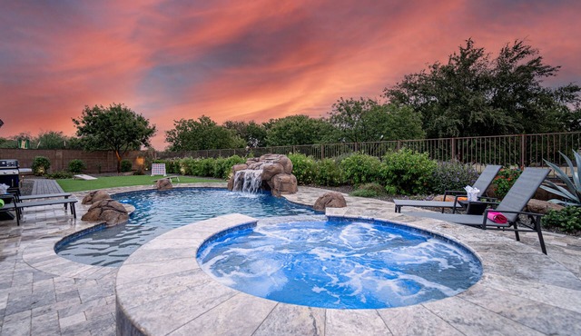Heated Pool/Spa. Putting Green. Ping Pong. Bikes. Family Fun.