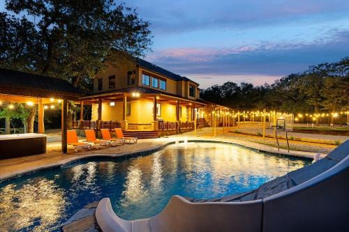 Heated Pool, Sports Sim, Pickleball, Mini Golf - Sleeps 22