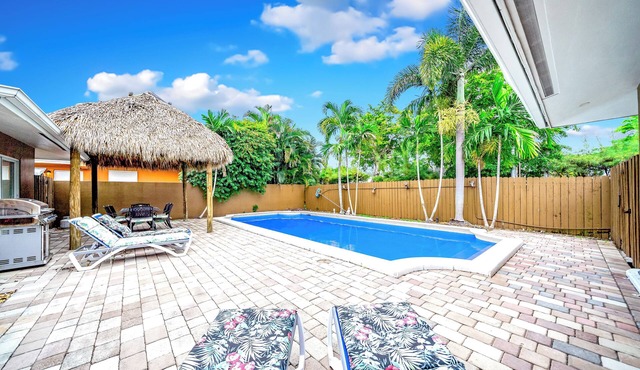 Heated Pool & Tiki Hut! Air Hockey+Close To Beach!