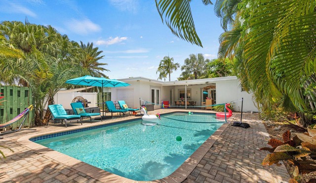 Heated Pool/Tiki Bar/5 min to Beach