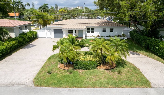 Heated Pool-Tropical Oasis-Resort Style Backyard. Close to shopping & Store