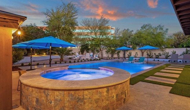 Heated Pool w/swim up bar seating & Spa, Pool Table, Basketball Court, Putting green + FREE Golf!