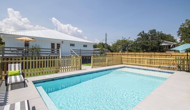 Heated Pool, Walk 2 Beach, 3 King Beds, Sand Volleyball, Firepit, Pet Friendly
