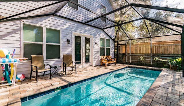 Heated POOL, Walk DT, Food, mins to beach, foosball/games, private yard pets👍