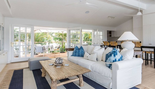 HEATED POOL - WALK TO BEACH & SHOPS - LUXURY