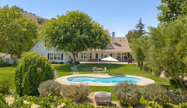 Heated pool, walk to restaurants!