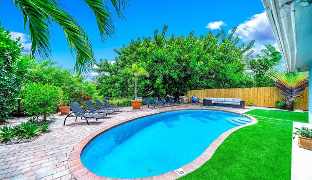 Heated Pool+Waterfront! 5 Bedrooms+Close To Beach!