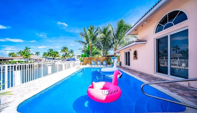 HEATED POOL+WATERFRONT! POOL TABLE+1 MILE TO BEACH!