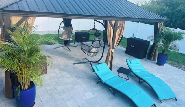 Heated Pool with saltwater system 1.6 mi to Weeki Wachee