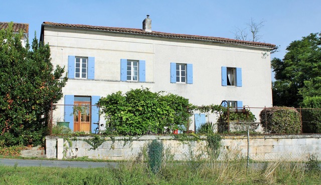 Heated, private pool, free Wi-Fi & UK TV, spacious accommodation for 8 people