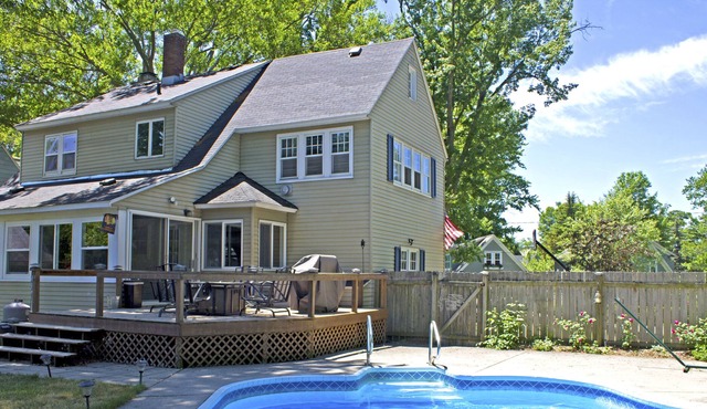 HEATED PRIVATE POOL and HOT TUB near Lake Macatawa