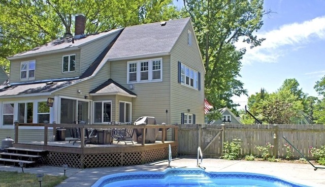 HEATED PRIVATE POOL and HOT TUB near Lake Macatawa
