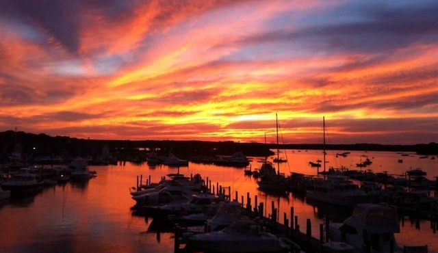 Heated Private Pool, Walk to beach & shops, fully renovated house