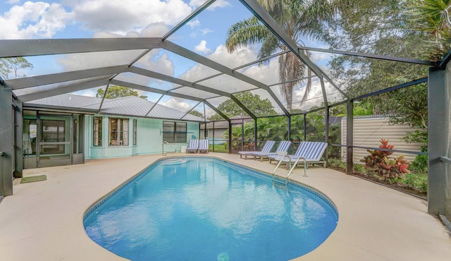 Heated Private Pool, 5 Miles to Beach. Colorful, bright family-sized home.