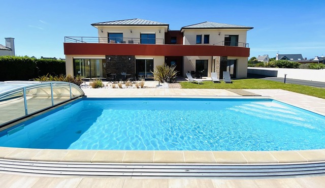 HEATED PRIVATE SWIMMING POOL - Villa sleeps 15 300m from the beach