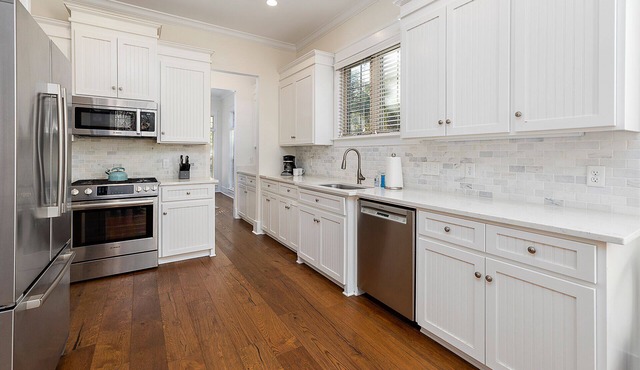 Heated Private Pool! Close to Village, Beach and Restaurants!