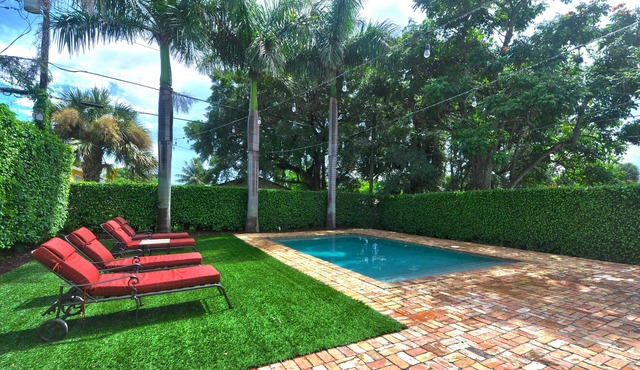 Heated private pool, walk to Zoo, Science Museum & Park