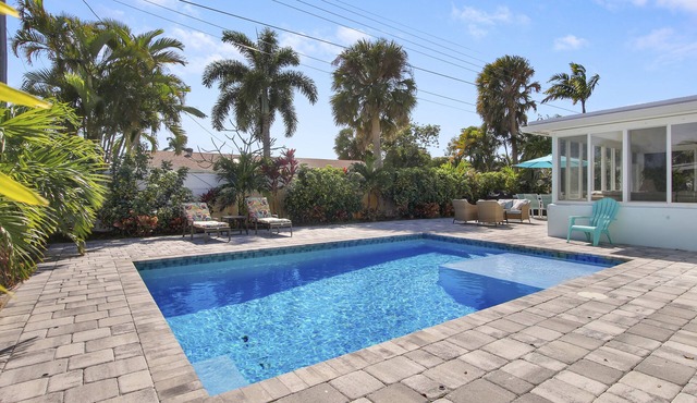 Heated salt water-pool & spa, walk to local beach, park, boat ramp, restaurants.
