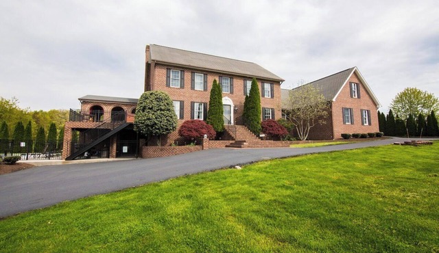 Heated Salt water pool & hot tub on 2.5 Acres