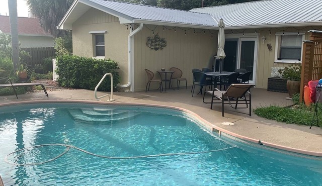 Heated salt water pool, close to beaches, includes free pass to Honeymoon beach