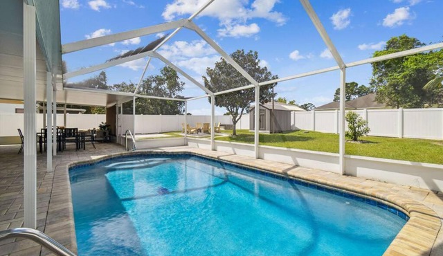 Heated Salt Water Pool, Outdoor Kitchen in a Private Home