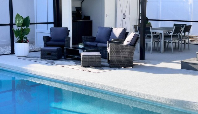 Heated saltwater CAGED pool, NO mosquitos! new, clean house!