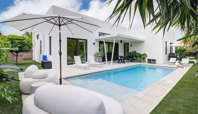 Heated Saltwater Pool, Gym, Yoga Area, 6 mins to Beach, 48 mins to World Cup